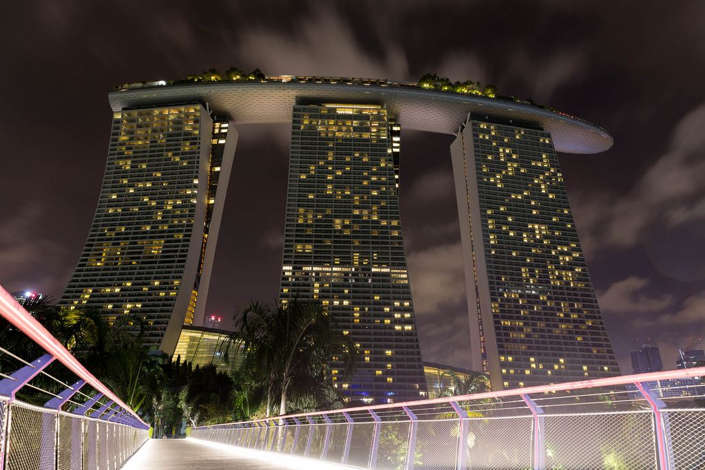 Froschperspektive. Das Hotel Marina Bay Sands bei Nacht