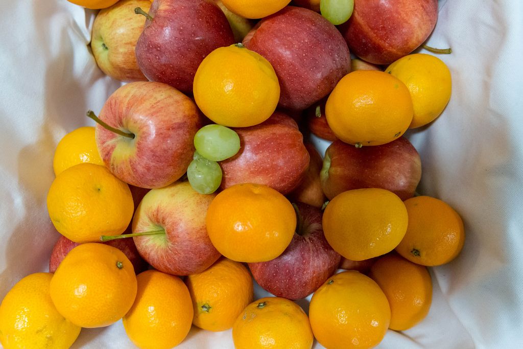 Früchte - Äpfel, Mandarinen und Weintrauben