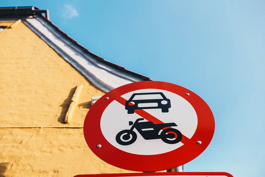 Fußgängerzone. Autos und Motorräder verboten