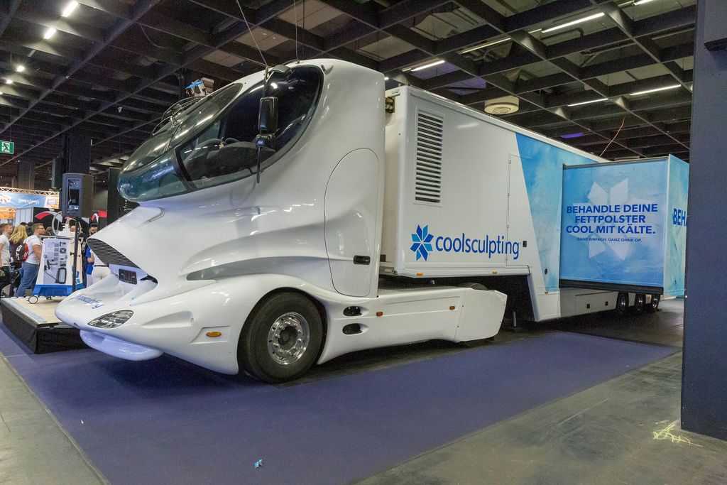 Futuristischer Lastwagen von coolsculpting, um Fettgewebe mit Kälte zu behandeln, hier auf der Fitness- und Gesundheitsmesse Fibo in Köln