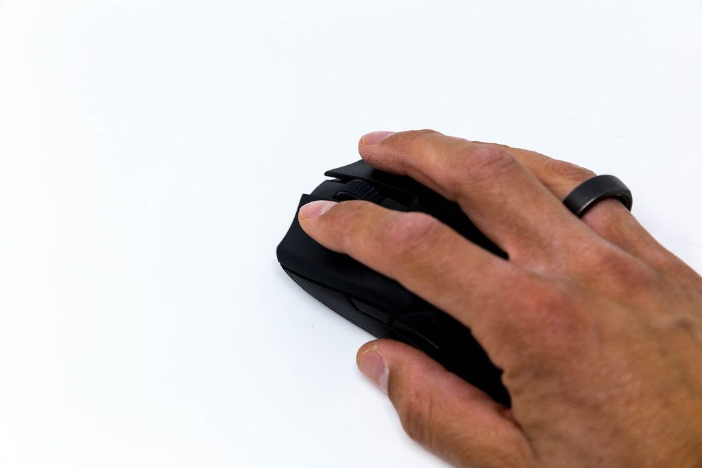Gamer hält Maus in der Hand: die Razer Viper Ultimate Wireless Gaming Maus vor weißem Hintergrund