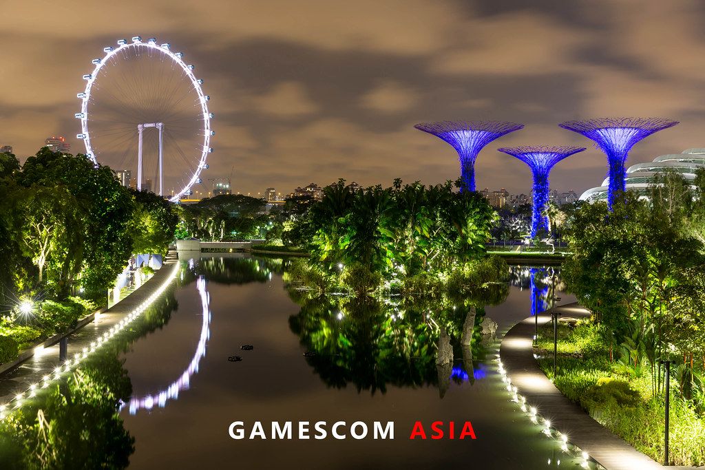 Gamescom asia in in Singapur (Singapore) Nachtaufnahme: Singapur Flyer (Riesenrad) und Supertree Grove