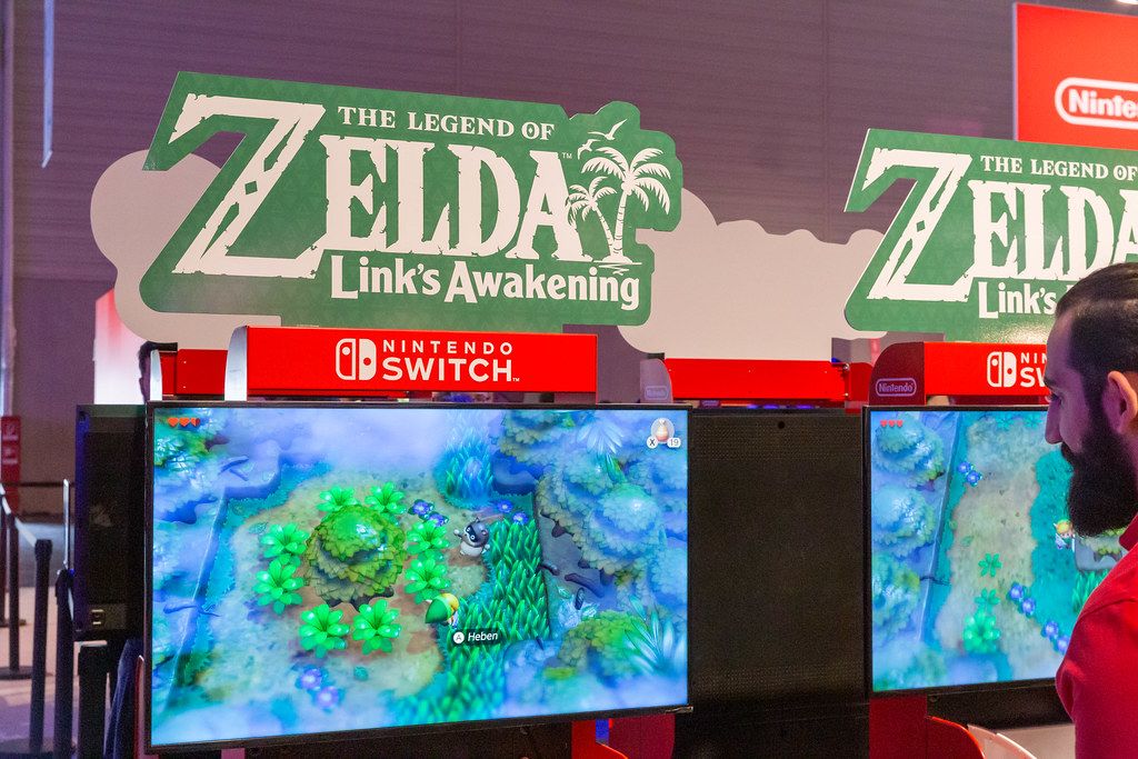 Gamescom-Besucher spielt das Videospiel The Legend of Zelda - Link'S Awakening auf der Nintendo Switch
