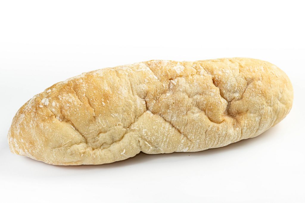 Ganzes selbst gemachtes weißes Brot über weißem Hintergrund