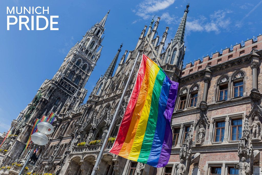 Gehisste Regenbogenflaggen vor dem Neuen Rathaus am Marienplatz in München, mit dem Bildtitel 