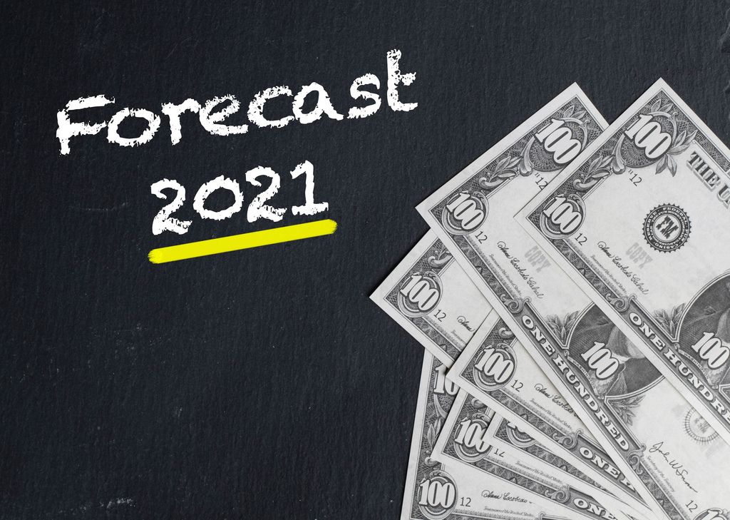 Gelb markierter Text FORECAST 2021 (Prognose 2021) neben US-Dollar Banknoten