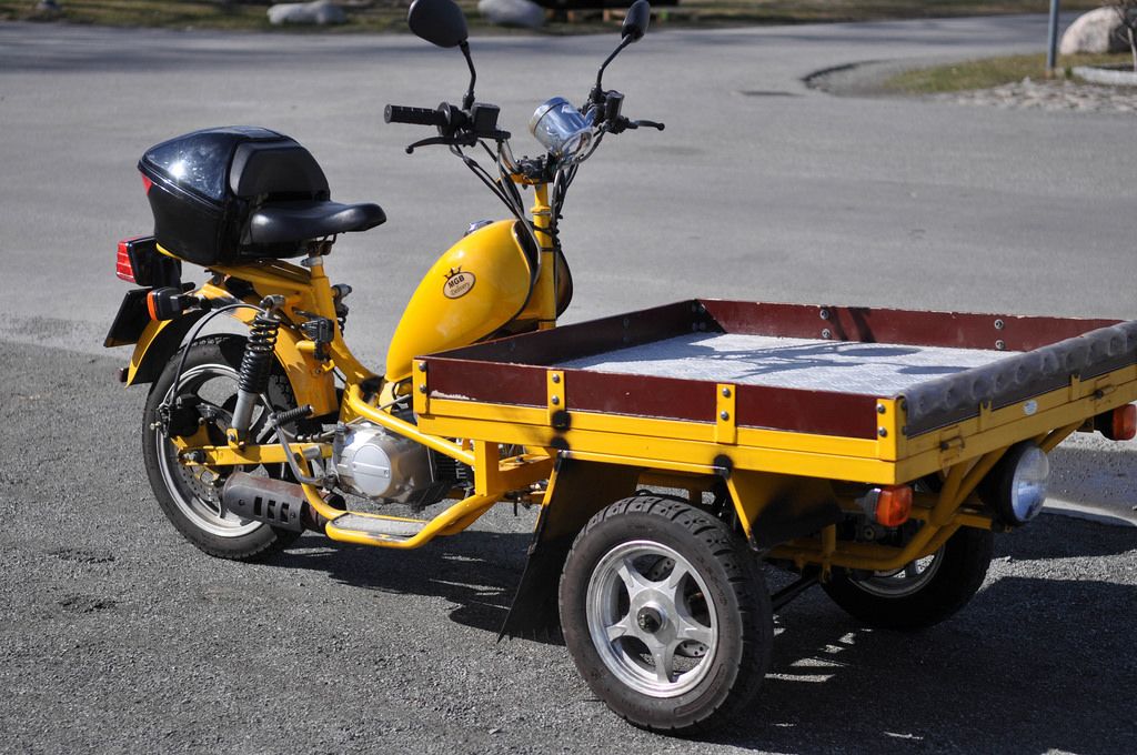 Gelber Dreirad-Transport-Moped