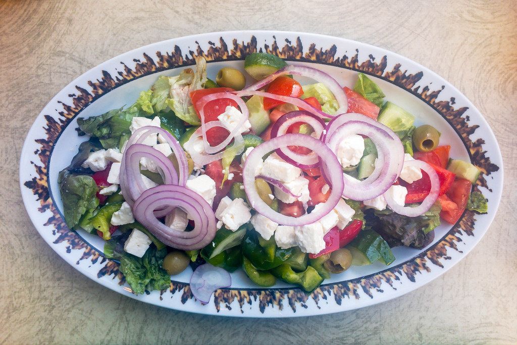 Gemischter Griechischer Salat mit Paprika, Schafskäse, Oliven, Tomaten ...
