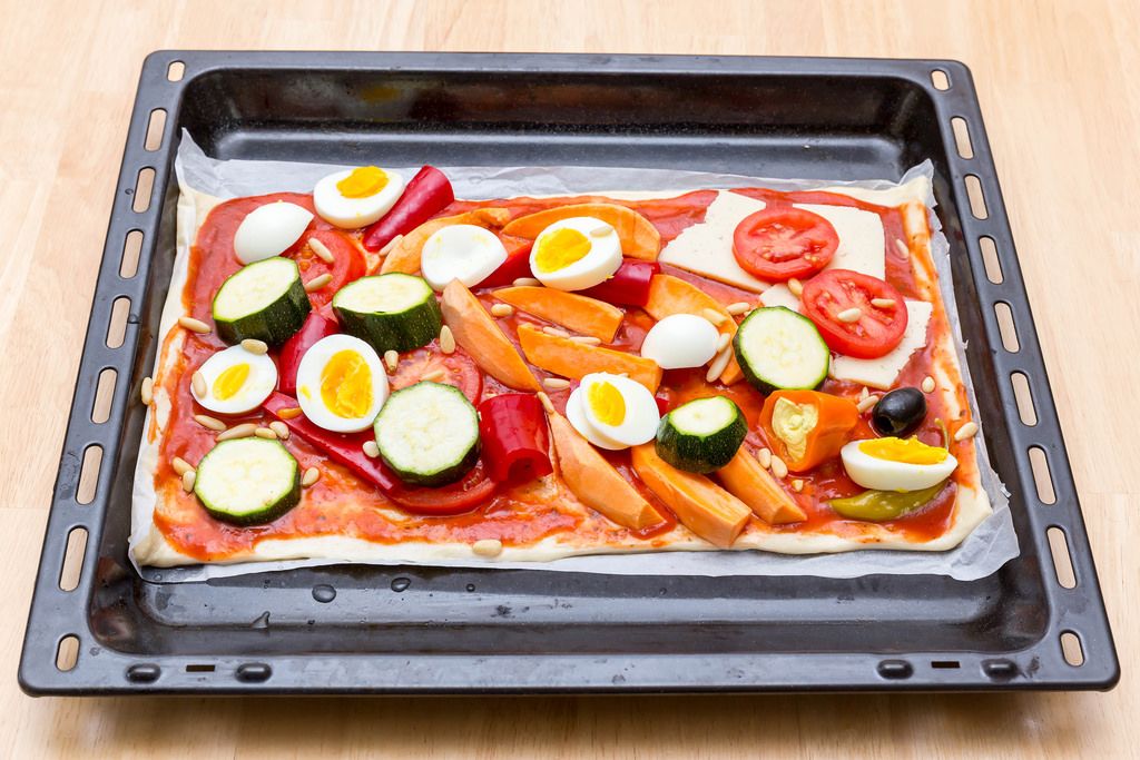 Gemüse-Pizza mit Süßkartoffeln, Eiern und Zucchini