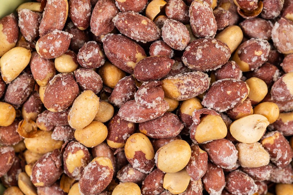 Geröstete, gesalzene Erdnüsse in der Nahaufnahme als Hintergrundbild