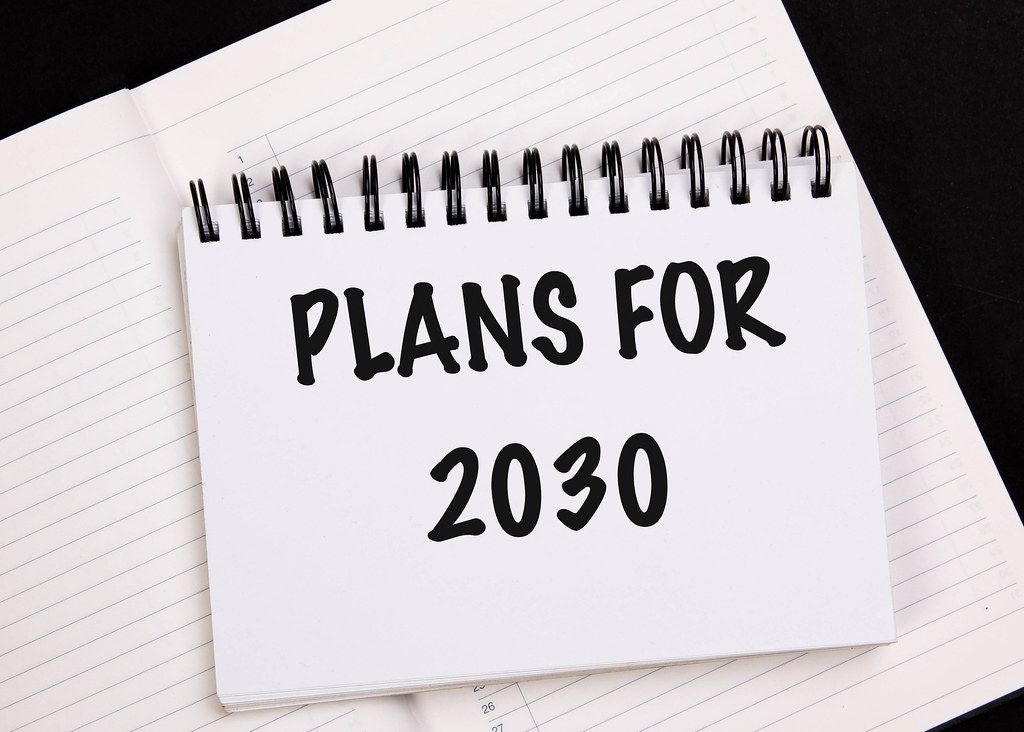Geschäftsplan für das Jahr 2030, geschrieben auf einem weißen Notizbuch