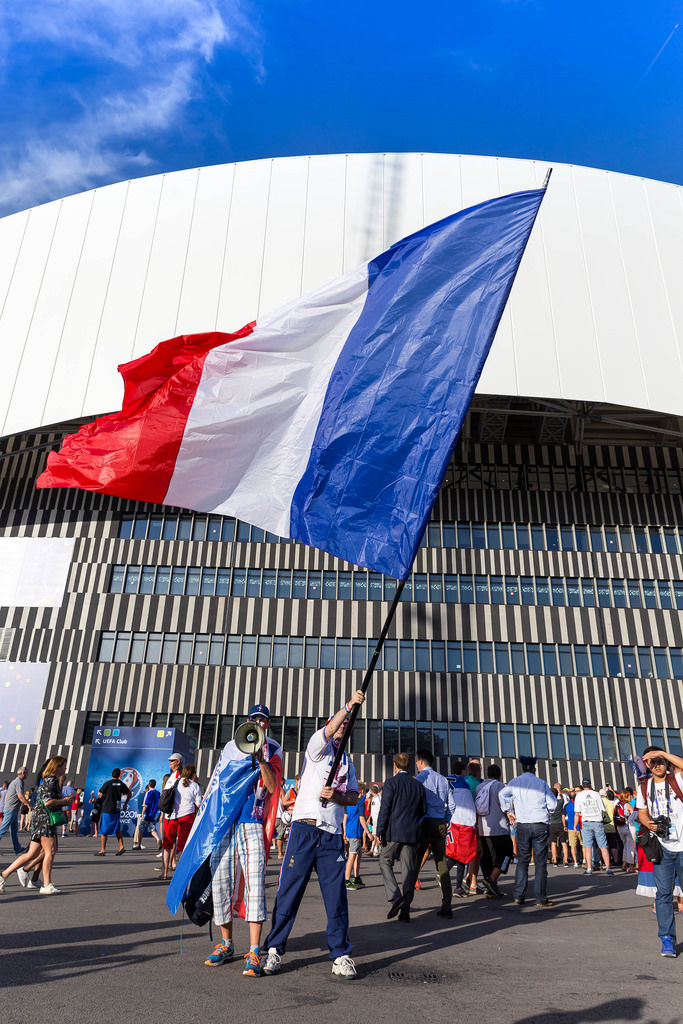 Geschwenkte französische Flagge im Stadion Marseille