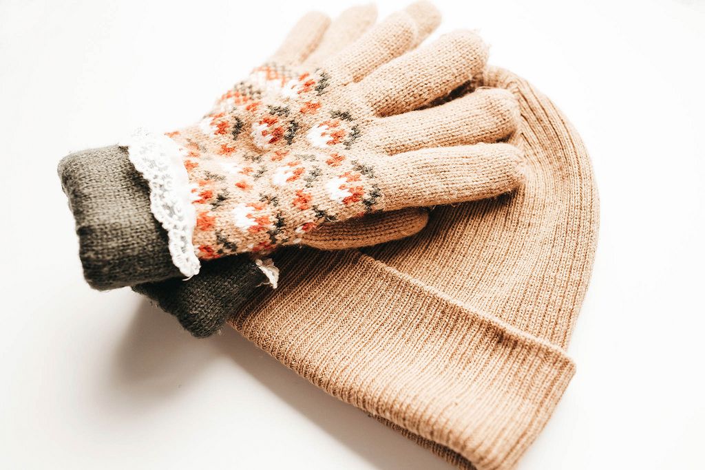 Gestrichte Handschuhe und Mütze in beige für kalte Wintertage