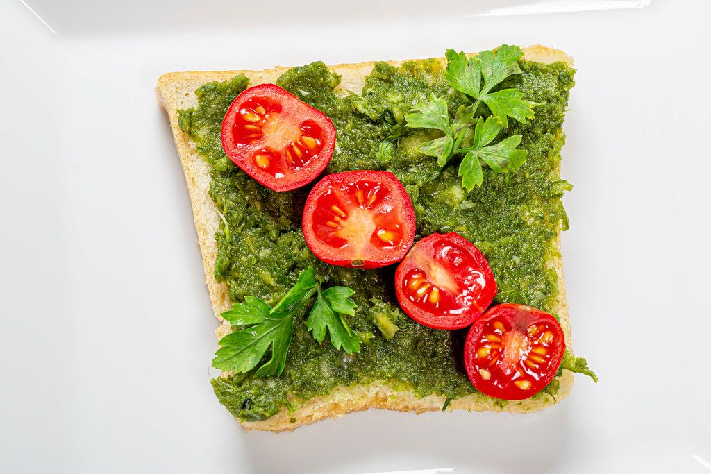 Gesunde vegetarische Ernährung: Sandwich mit grünen Kräutern und ...