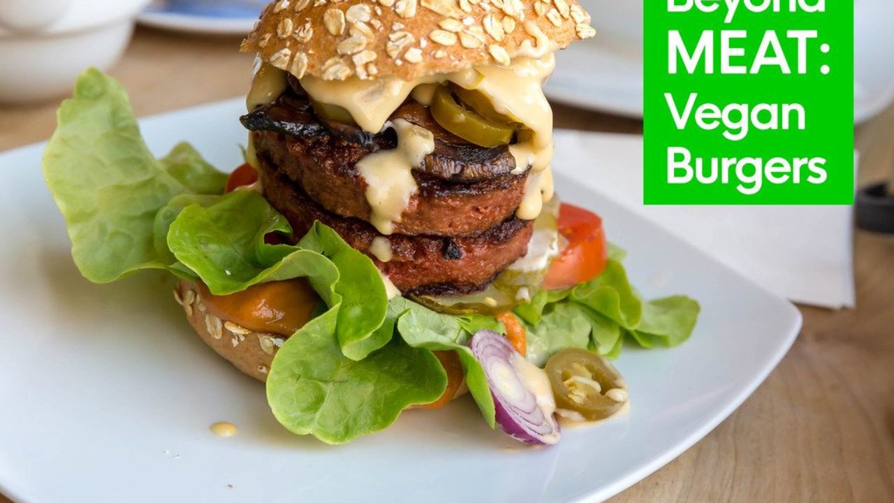 Gesunder Burger Von Beyond Meat Burger Fur Eine Vegane Ernahrung Angerichtet Im Burgerbrotchen Mit Sauce Salat Gurken Tomaten Und Zwiebeln Creative Commons Bilder