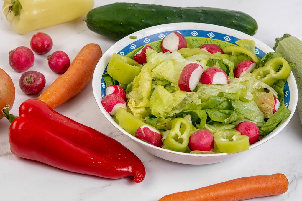 Gesunder grüner Salat mit frischen Radieschen und Paprika - Creative ...