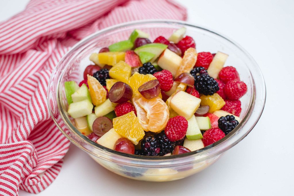 Gesunder Obstsalat Mit Apfel Himbeeren Mandarinen Trauben Und Maulbeeren In Einer Glasschussel Creative Commons Bilder