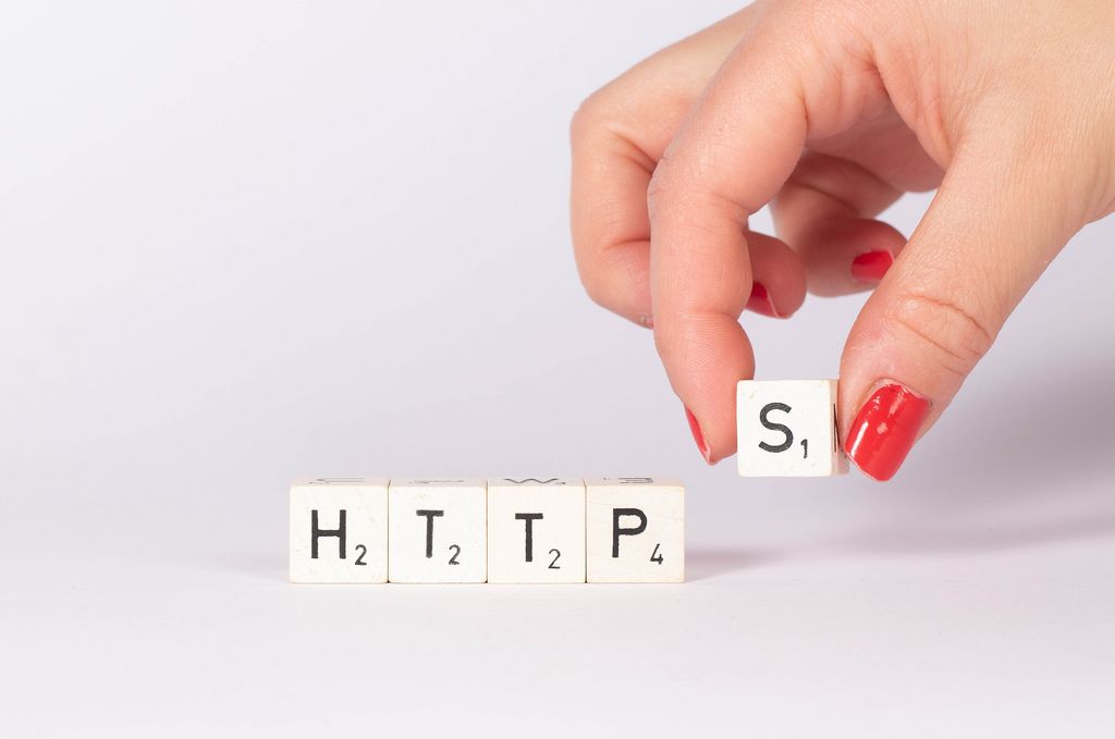 Girl holds a cube with the letter S with the word http