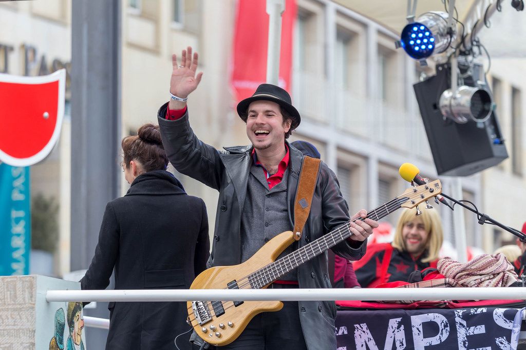 Gitarrenspieler winkt dem Publikum zu - Kölner Karneval 2018