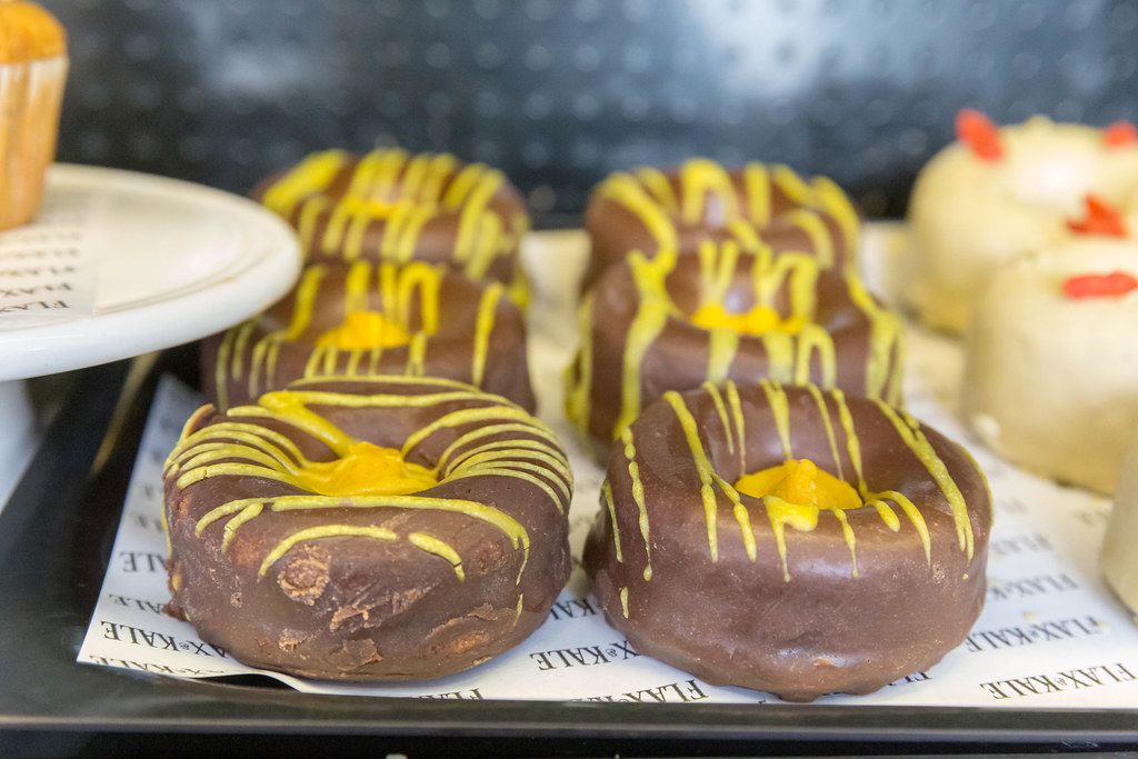 Glutenfreie Ingwer-Kurkuma-Donuts aus Buchweizenmehl, Walnüssen, pflanzlicher Schokolade im Flax&Kale in Barcelona, Spanien