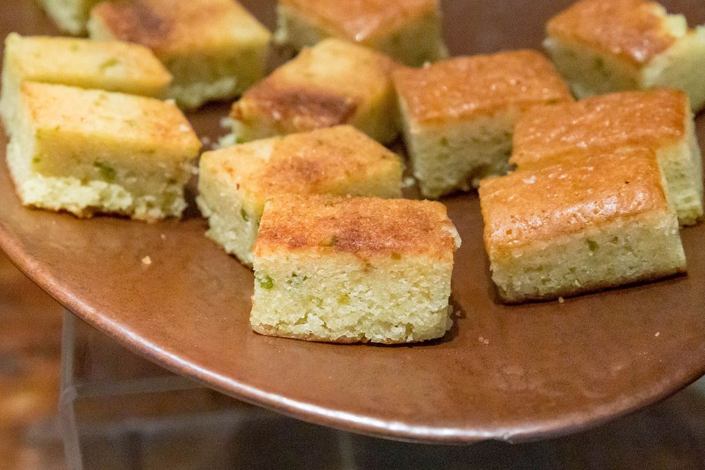 Glutenfreier geschnittener Pistazienkuchen auf braunem Tablett