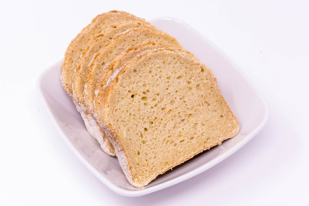 Glutenfreies Brot in Scheiben in weißer Schale
