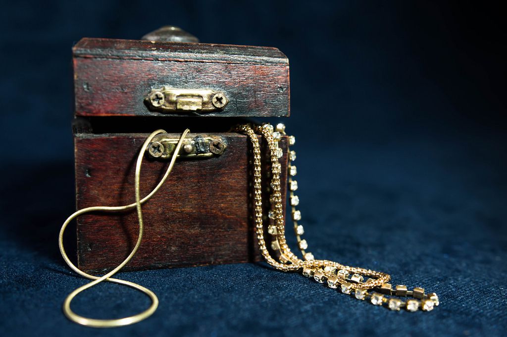 gold-chains-in-tiny-wooden-chest.jpeg