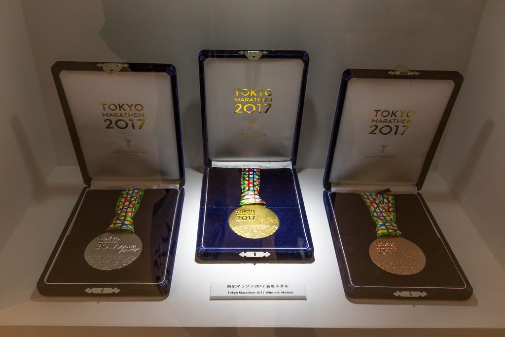Gold-, Silber- und Bronzemedaille des Tokiomarathons