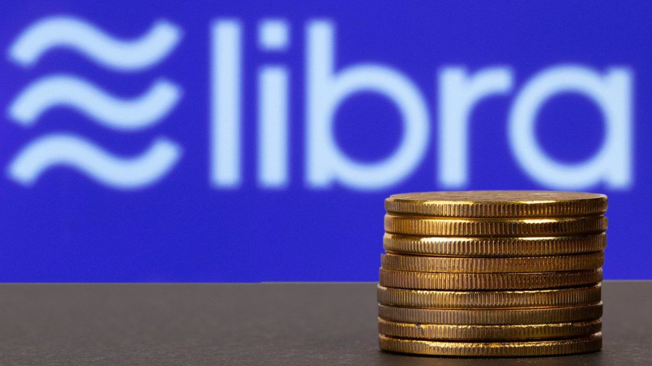 Golden coins stacked in front of Libra cryptocurrency logo - Creative  Commons Bilder