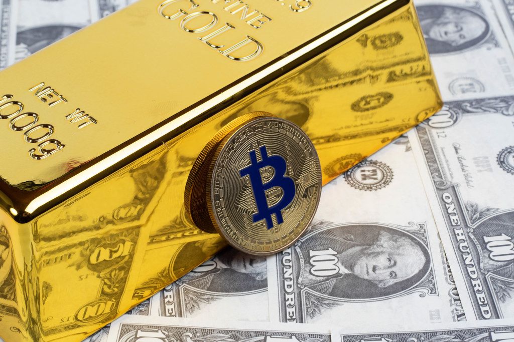 Goldene Bitcoin-Münze mit Goldbarren und Geld