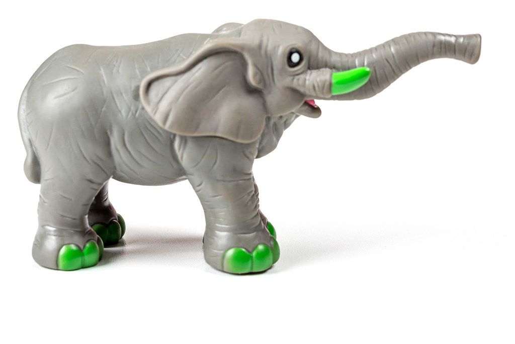 Graues Elefantenspielzeug auf weißem Hintergrund