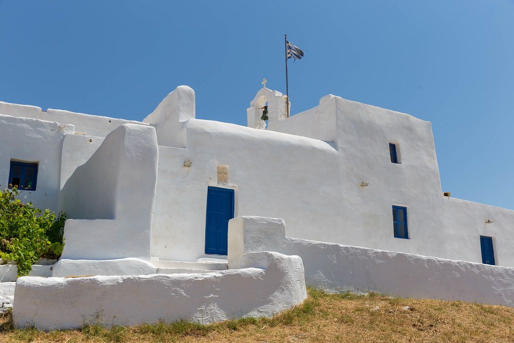 Griechische Kloster Agios Ioannis Detis, ein landestypisches Kalksteingebäude, auf der Halbinsel Korakas bei Paros