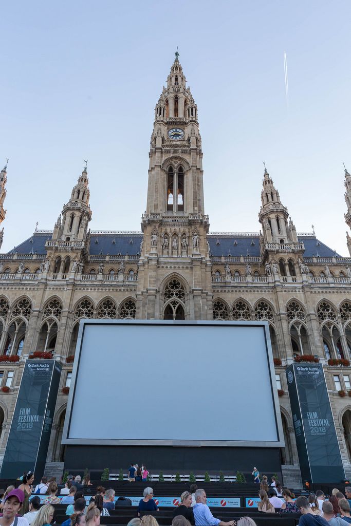 Große Leinwand am Rathausplatz beim 28. Film Festival