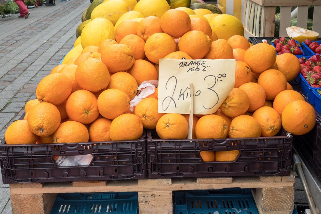 Große Orangen in Plastikkisten am Markt