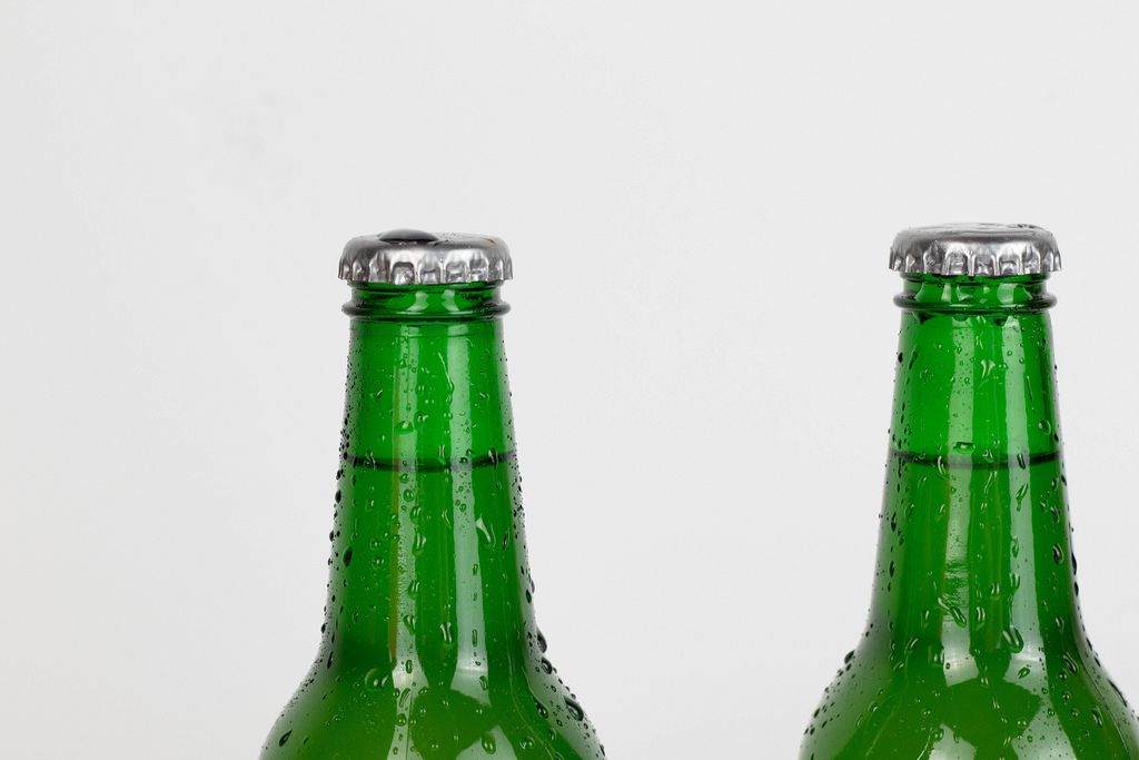 Grüne Bierflaschen vor weißem Hintergrund