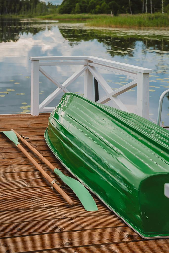 Grünes Ruderboot mit Paddeln