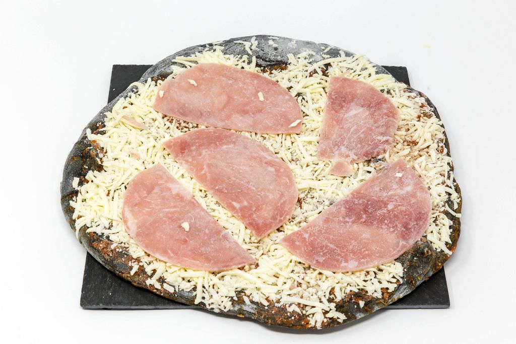 Gustavo Gusto I Like Pizza mit schwarzem Boden durch Aktivkohle mit Prosciutto belegt
