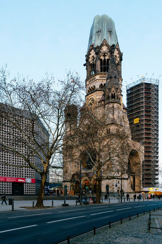 Halb ruinierte Kaiser Wilhelm Gedächtnis Kirche am Breitscheidplatz in Charlottenburg, Berlin