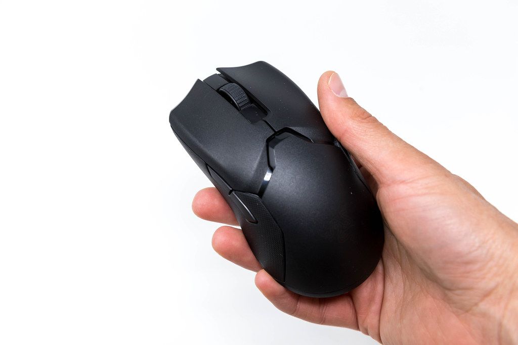 Hand hält die Razer Viper Ultimate Wireless Gaming Maus im Schwarz vor weißem Hintergrund