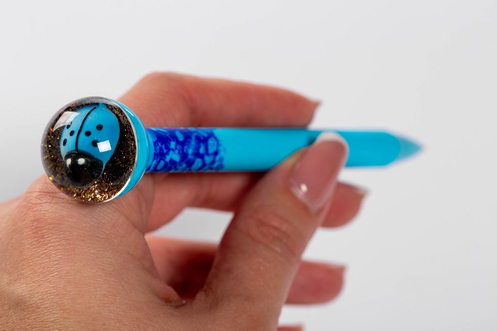 Hand mit blauem Stift auf weißem Hintergrund