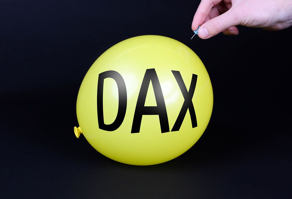 hand-uses-a-needle-to-burst-a-yellow-balloon-with-dax-text-creative-commons-bilder