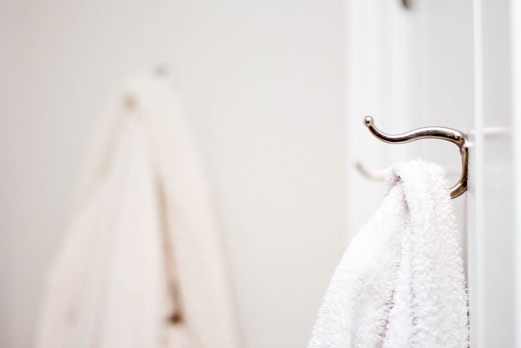 Handtuchhaken mit Handtuch im Bad