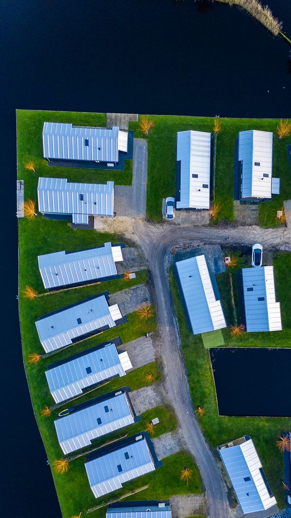 Hochformat: Drohnenaufnahme von Ferienhausanlage am Wasser in Akmarijp, Niederlande