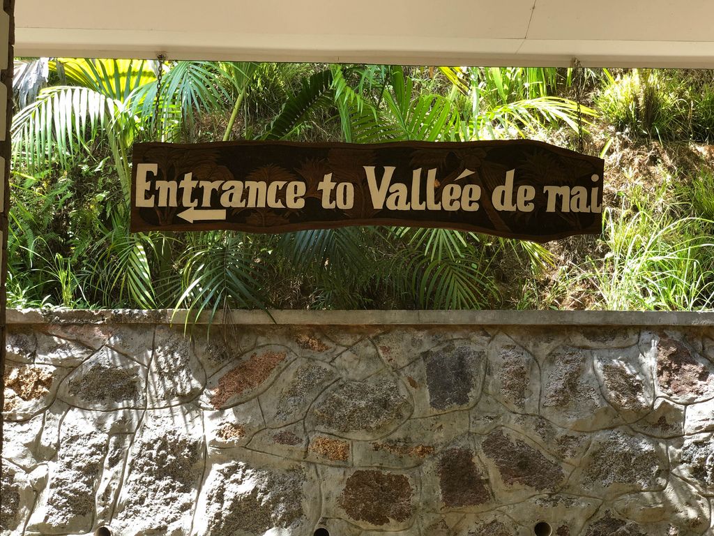 Hölzernes Eingangschild des Nationalparks und UNESCO-Weltkulturerbe Vallée de Mai auf Praslin, Seychellen