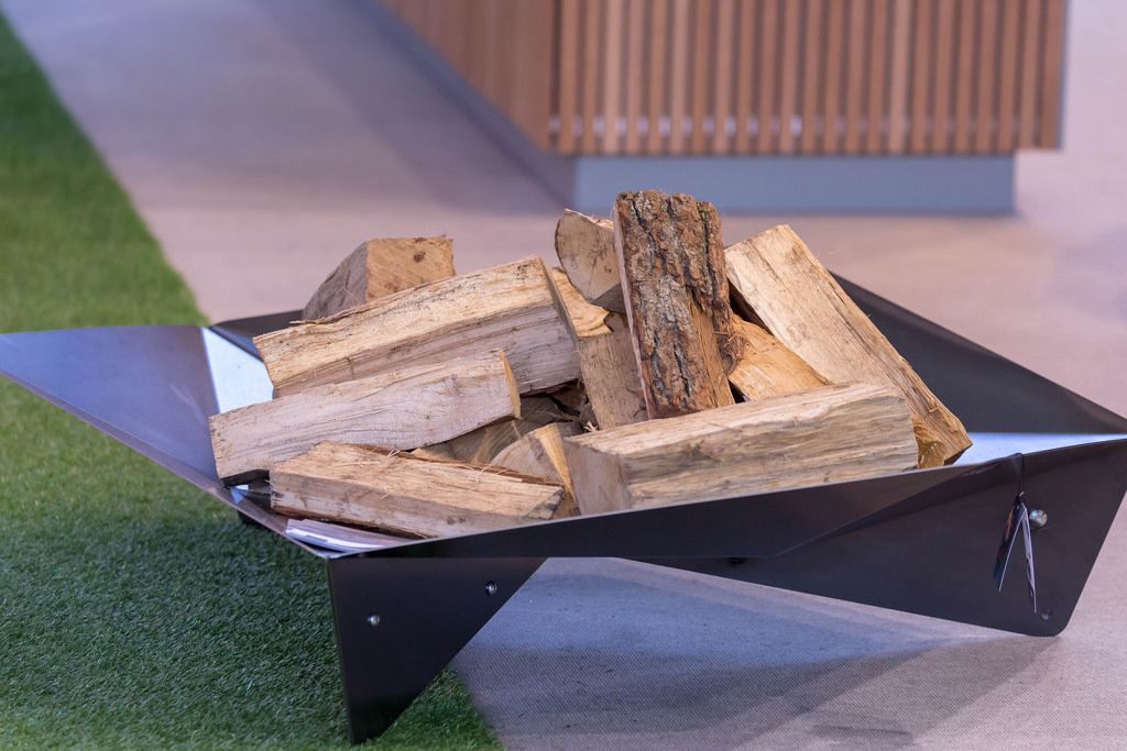 Holzhalter für Brennholz aus Blech. Ungewöhnliches Design