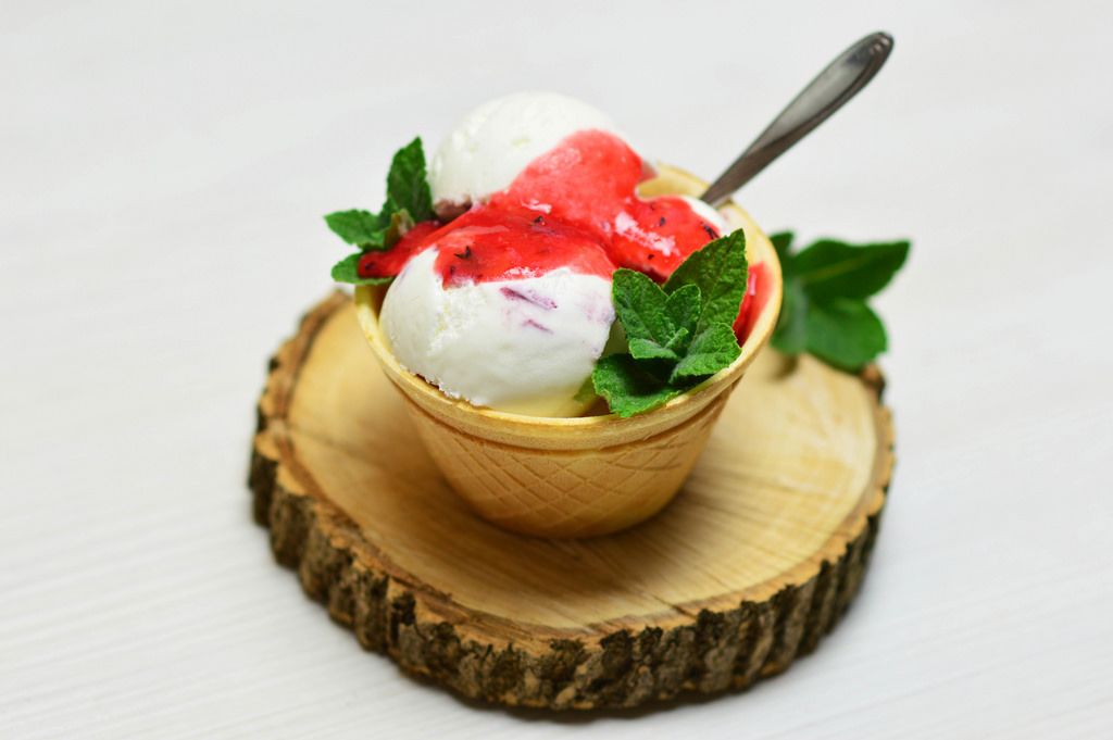 Ice cream with fruit sauce and mint