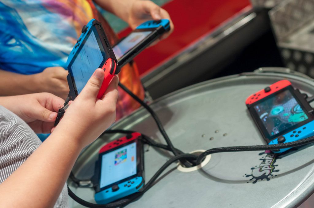 IFA Besucher mit Nintendo Switch Konsolen in Händen