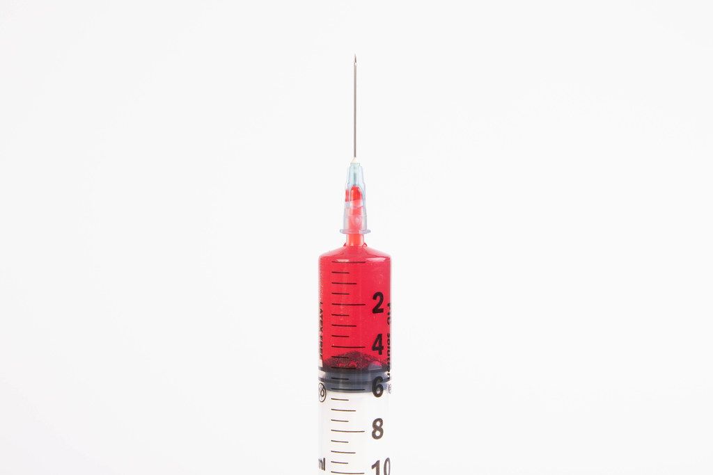 Blut-Ampullen und Spritze mit Nadel auf Laborergebnisse Stockfotografie -  Alamy