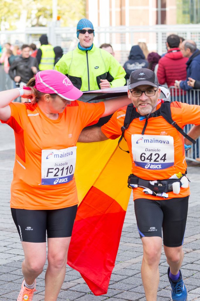 Isabelle und Daniele mit der belgischen Flagge - Frankfurt Marathon 2017
