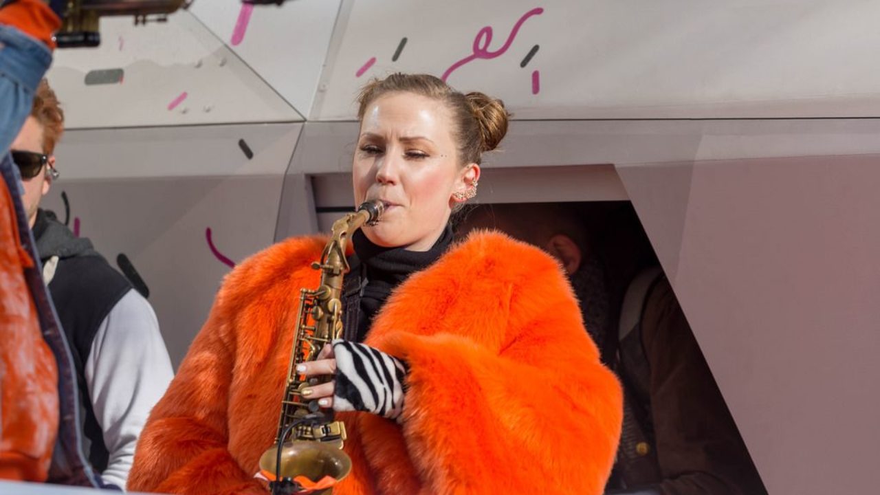 Janine Dornbusch von Querbeat spielt Saxophon auf dem Wagen von Street Gigs  - Kölner Karneval 2018 - Creative Commons Bilder